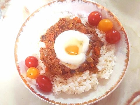 温玉乗せ!野菜たっぷりのひき肉ドライカレー♪